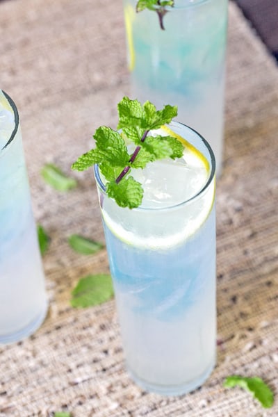 Limonada con frambuesa azul |  Cócteles de primavera y recetas de cócteles de primavera
