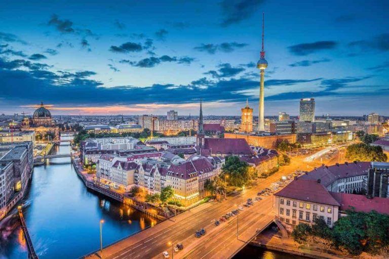 How To Find Cheap Flights to Europe per 6 Industry Experts •