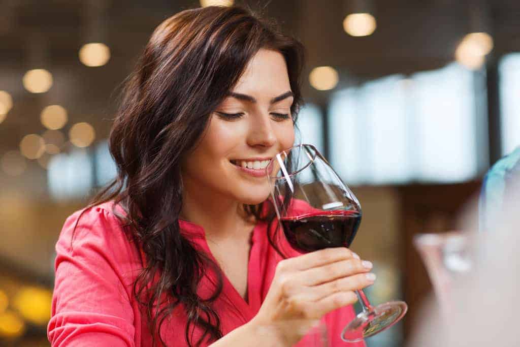 https://www.winetraveler.com/wp-content/uploads/2018/03/wine-tasting-instructions-step-by-step-winetraveler.jpg
