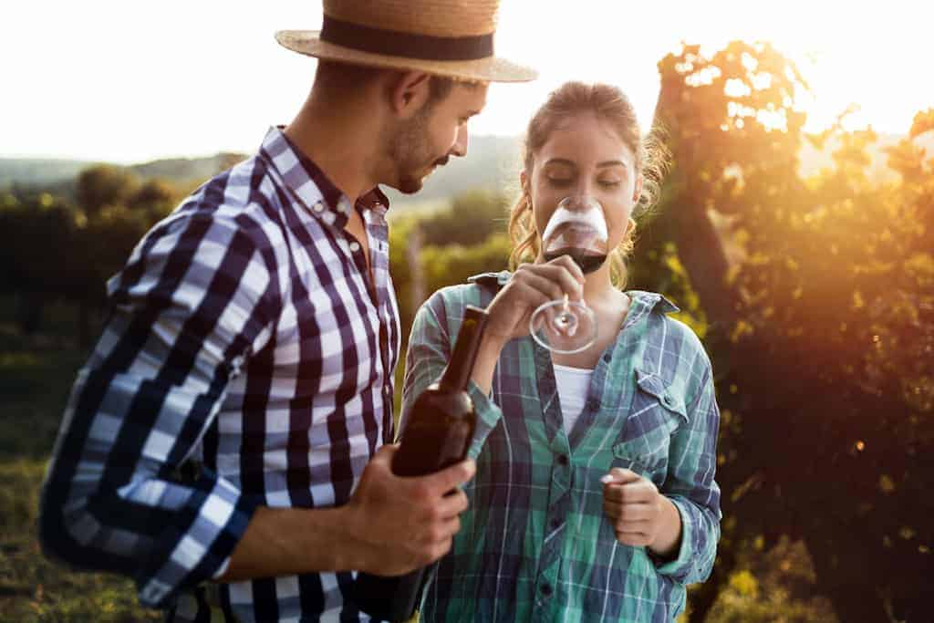 What To Wear Wine Tasting | Best WIne Tasting Outfits & Attire | Winetraveler.com