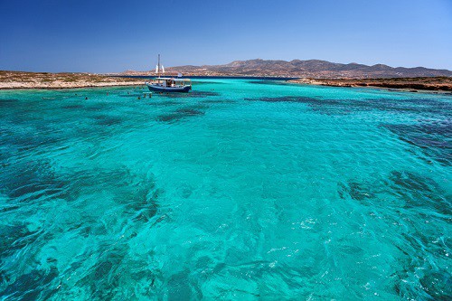 While you may have heard of Paros, Antiparos still manages to fly under-the-radar. The island is small, but its main village, Chora, has those typical whitewashed buildings and blue-domed churches overlooking the glittering sea.