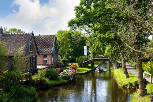 Best Places to Visit in Holland: Giethoorn