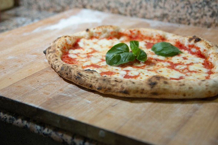 Image of a classic Neapolitan Margherita Pizza followed by wine pairing suggestions