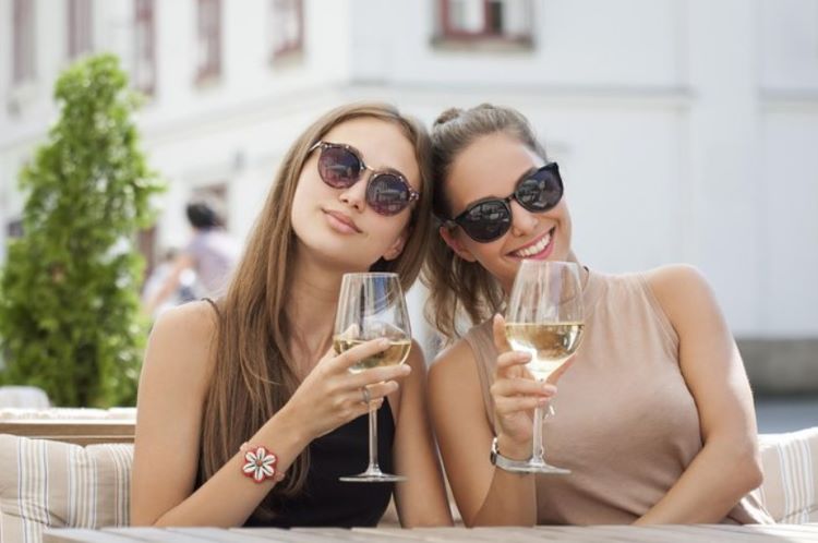 Girls enjoying a Sancerre wine tour