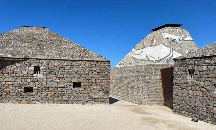 Clos de Tres Cantos pyramid-shaped stone winery buildings