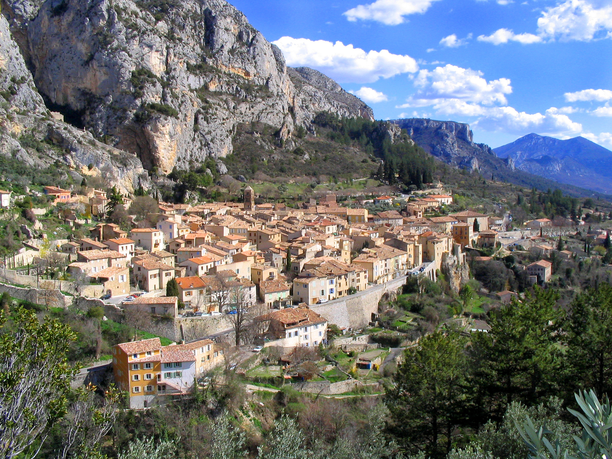 Moustiers-Sainte-Marie village wedged into the cliffs at the entrance to the Gorges du Verdon